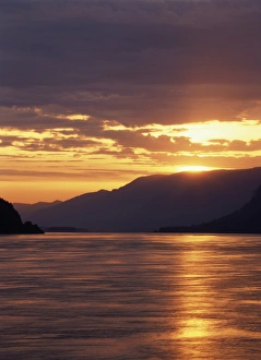 Images Dated 21st February 2013: USA, Oregon, View of Columbia River Gorge at sunrise