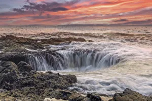 Images Dated 13th December 2021: Usa, Oregon, Yachats. Thors Well, Waves Crashing into Thors Well