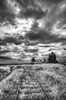 Images Dated 6th May 2021: USA, Palouse Country, Washington State, old wooden silo and railroad tracks