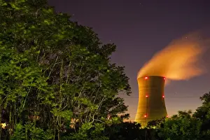 Images Dated 21st May 2009: USA, Pennsylvania, Middletown, Steam vents from cooling tower at Three Mile Island