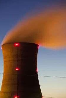 Images Dated 21st May 2009: USA, Pennsylvania, Middletown, Steam vents from cooling tower at Three Mile Island