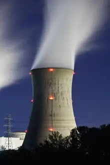 Images Dated 21st May 2009: USA, Pennsylvania, Middletown, Steam vents from cooling tower at Three Mile Island