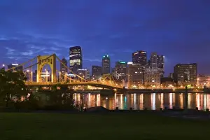 Images Dated 1st November 2006: USA, Pennsylvania, Pittsburgh: Downtown View from Allegheny Landing / Dawn