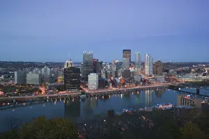 Images Dated 30th October 2006: USA-Pennsylvania-Pittsburgh: Downtown View from Grandview Avenue Overlook / Evening