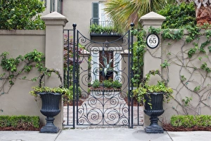 Images Dated 6th April 2012: USA, SC, Charleston, Historic District, House Entrance
