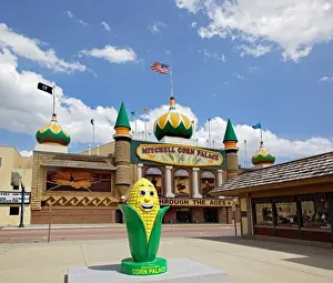 Images Dated 24th May 2010: USA, South Dakota, Mitchell, Mitchells Corn Palace