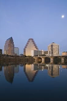Images Dated 12th December 2005: USA, TEXAS, Austin: City Skyline along Town Lake / Sunset