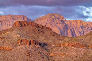 Images Dated 22nd June 2024: USA, Texas, Big Bend National Park. Chisos Mountains at sunset
