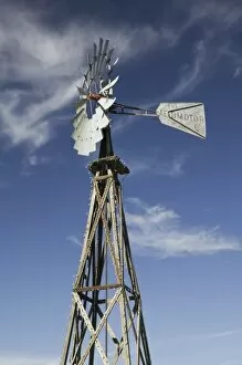 Images Dated 3rd December 2005: USA, TEXAS, Grapevine (Dallas Area): Antique Water Pump / Windmill