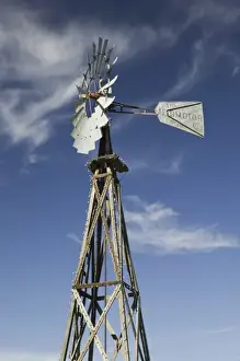 Images Dated 3rd December 2005: USA, TEXAS, Grapevine (Dallas Area): Antique Water Pump / Windmill