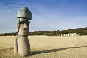 Images Dated 12th December 2005: USA, TEXAS, Hill Country, Hunt: Stonehenge 2, Half scale replica Easter Island Moai