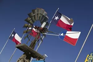 Images Dated 5th December 2005: USA, TEXAS, Panhandle Area, Amarillo: Old Water Pump & Texas State Flags