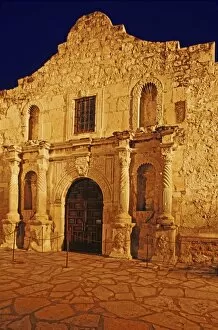 Images Dated 11th June 2007: USA, Texas, San Antonio. Close-up front view of historic Alamo mission lit at night