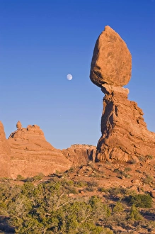 USA, UT, Arches NP, Moon Rising at Balanced rock