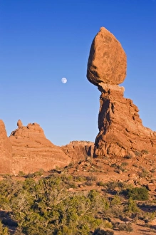 Images Dated 6th January 2008: USA, UT, Arches NP, Moon Rising at Balanced rock
