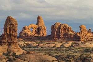 Images Dated 5th December 2014: USA, Utah, Arches National Park. Turret Arch and other formations