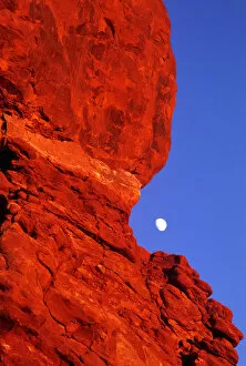 USA, Utah, Arches National Park. Moonrise over Balanced Rock