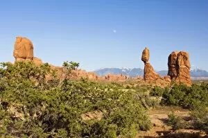 Images Dated 28th May 2007: USA, Utah, Arches NP, Moonrise Over Balanced Rock
