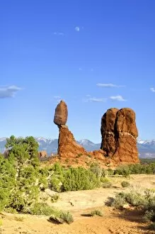 Images Dated 28th May 2007: USA, Utah, Arches NP, Moonrise Over Balanced Rock