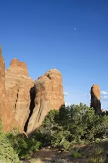Images Dated 27th May 2007: USA, Utah, Arches NP, Moonrise Over Devils Garden