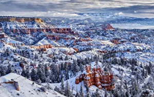 Images Dated 18th September 2019: USA, Utah, Bryce Canyon National Park, Buttes and hoodoos on a winter morning
