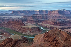 Images Dated 5th December 2014: USA, Utah, Dead Horse Point State Park. Colorado River gooseneck formation. Credit as