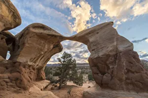 Images Dated 2nd April 2019: USA, Utah, Grand Staircase-Escalante National Monument. Metate Arch in The Devil
