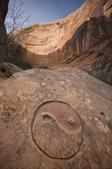 Images Dated 8th April 2008: USA, Utah, Horseshoe Canyon. The Chinese Yin-Yang symbol carved in stone