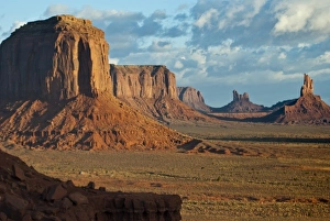 Images Dated 4th October 2009: USA, Utah, Monument Valley Navajo Tribal Park. Mesas and buttes at the North Window