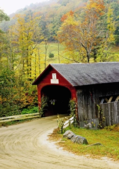 Images Dated 4th December 2009: USA, Vermont. Covered bridge on the Green River