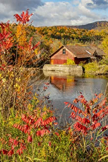 Images Dated 18th October 2021: USA, Vermont, Moscow, mill on Little River pond there, fall foliage