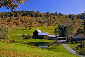 USA, Vermont, North of Woodstock, Fall scenic of Farmland along Cloudland Road