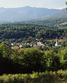 Residential District Prints: USA, Vermont, Stowe, View of town with mountain