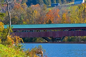 USA, Vermont, Taftsville, Fall landscape with covered bridge