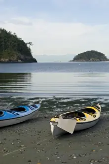 Images Dated 1st July 2007: USA, WA, Pacific Northwest, Deception Pass State Park. Kayaks ready for a paddle