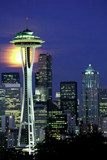 Images Dated 2nd December 2004: USA, WA, Seattle, Space Needle. Full moon