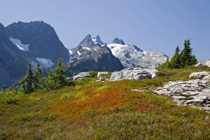 Images Dated 12th September 2009: USA, Washington, Alpine Lakes Wilderness, Summit Chief Mountain and Chimmney Rock