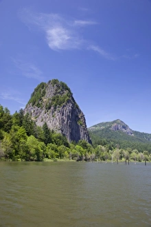 Images Dated 31st May 2009: USA, Washington, Columbia River Gorge, Beacon Rock, on the Columbia River; 800 foot