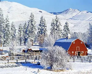 USA, Washington, Methow Valley, Barns in winter
