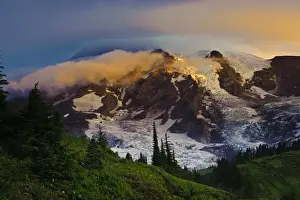 Images Dated 10th August 2009: USA, Washington, Mt. Rainier. Morning sun blankets Mt. Rainier along the Skyline Trail