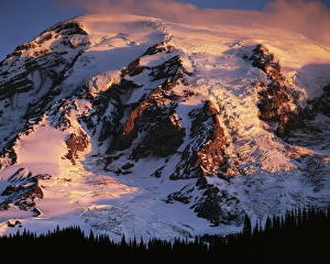 USA, Washington, Mt. Rainier National Park, South face of Mt. Rainier at sunrise