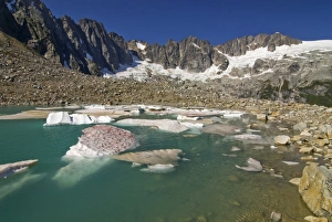 USA, Washington, North Cascades Nat l Park. Icebergs at Lunas Lake in the Northern Pickets