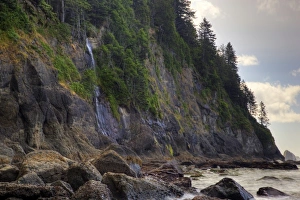 Images Dated 28th June 2009: USA, Washington, Olympic National Park, Third Beach, Waterfall over beach cliff