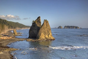USA, Washington, Olympic National Park, Rialto Beach, Seastack and James Island