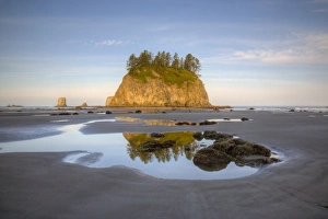 USA, Washington, Olympic National Park, Second Beach, Seastacks at low tide