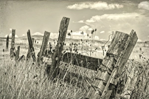 Images Dated 28th May 2015: USA, Washington, Palouse Hills. Old wooden fence