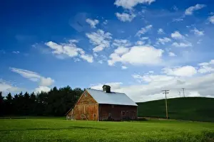 Images Dated 8th June 2009: USA, Washington, Palouse. A working barn in Washingtons rich Palouse farmland