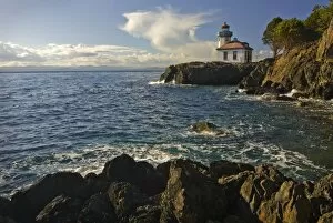 Images Dated 28th September 2007: USA, Washington, San Juan Islands. Lime Kiln Point Lighthouse on the west shores of San Juan Island