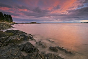 Images Dated 13th March 2005: USA, Washington, San Juan Islands. A brilliant sunset at Shark Reef Park on Lopez Island
