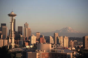 Images Dated 29th August 2003: U.S.A. Washington, Seattle Downtown Seattle, showing Space Needle, with Mt. Rainier